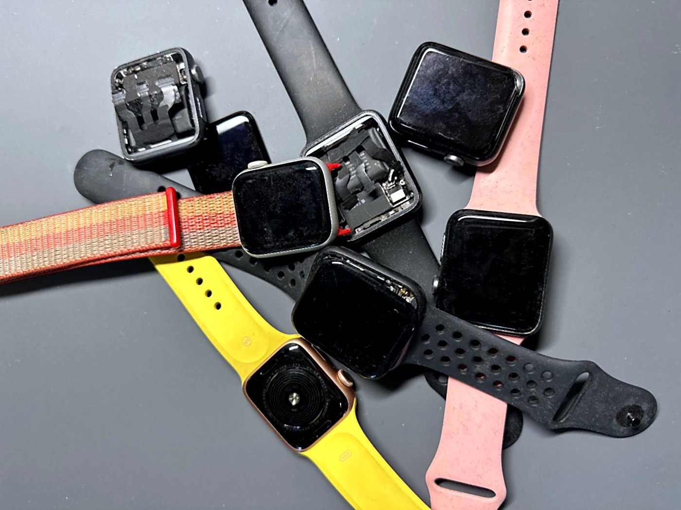Rozebrané Apple Watch při opravě